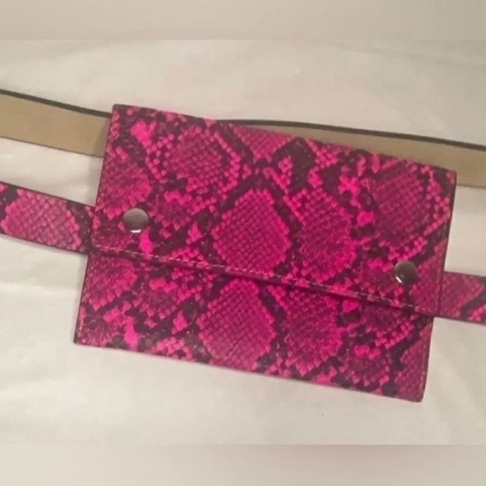Hot pink Leopard print waistlet
Size 2XL
